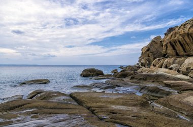 Muhteşem sahne deniz Sithonia, Chalkidiki, Yunanistan bulutlu bir gökyüzü altında tarafından