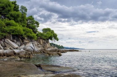 Muhteşem sahne deniz Sithonia, Chalkidiki, Yunanistan bulutlu bir gökyüzü altında tarafından