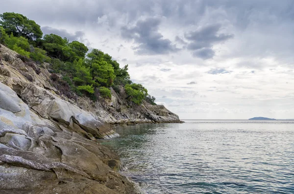 Lindas paisagens à beira-mar sob um céu nublado na Sithonia, Chalkidiki, Grécia — Fotografia de Stock