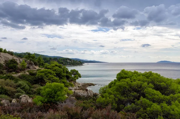 Przepiękny krajobraz nad morzem przy zachmurzonym niebie w Sithonia, Chalkidiki, Grecja — Zdjęcie stockowe