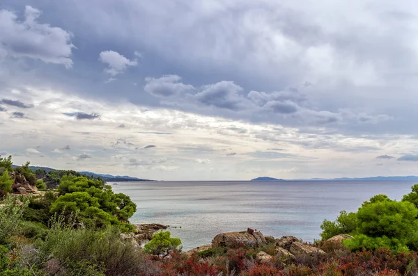 Πανέμορφο τοπίο δίπλα στη θάλασσα κάτω από ένα συννεφιασμένο ουρανό σε Σιθωνία, Χαλκιδική, Ελλάδα — Φωτογραφία Αρχείου