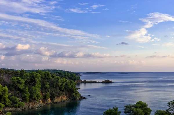 黄昏，遮阳伞和，，希臘的大海和天空色彩绚烂 — 图库照片