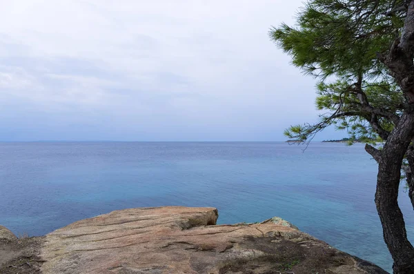 Lindas paisagens à beira-mar sob um céu nublado na Sithonia, Chalkidiki, Grécia — Fotografia de Stock