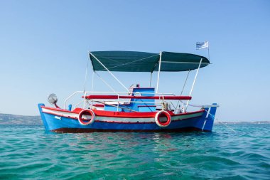 Küçük mavi ve kırmızı balıkçı teknesi içinde Ammouliani, Chalkidiki, Yunanistan