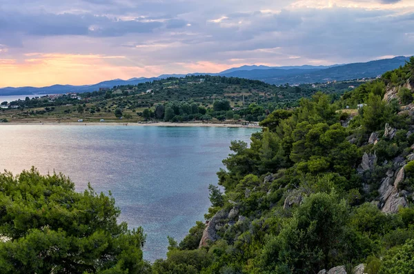 Hermosos colores del mar y el cielo en el atardecer, Sithonia, Chalkidiki, Grecia —  Fotos de Stock