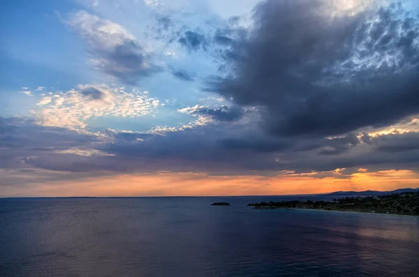 Gorgeous sea and sky colors in the dusk, Sithonia, Chalkidiki, Greece — Stock Photo, Image
