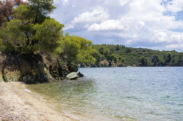 Hermoso paisaje junto al mar bajo un cielo nublado en Sithonia, Chalkidiki, Grecia — Foto de Stock