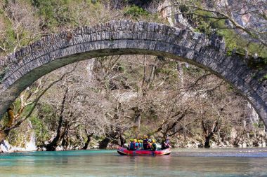 Voidomatis Nehri, Epirus, Yunanistan, eski bir taş köprü altında Konitsa, Yunanistan - Mart 27th 2011 Rafting