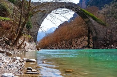 Eski taş kemer köprü Konitsa, Yunanistan Aoos Nehri üzerinde