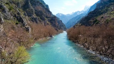 Çarpıcı görünümü Aoos nehir ve kanyon Konitsa, Yunanistan