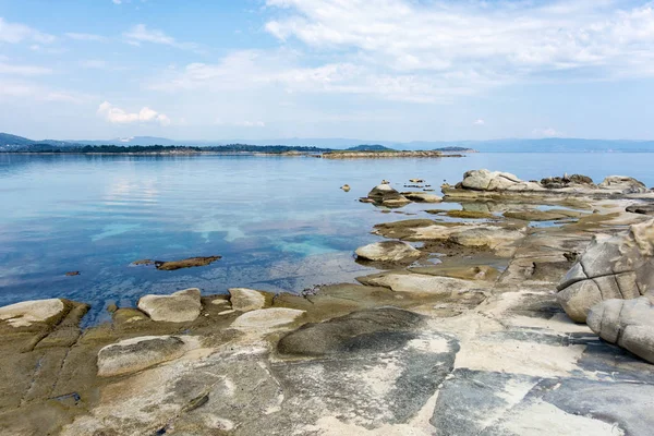 Bela paisagem à beira-mar em Vourvourou, Chalkidiki, Grécia — Fotografia de Stock