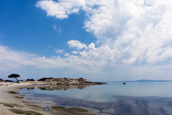 Bela paisagem à beira-mar em Vourvourou, Chalkidiki, Grécia — Fotografia de Stock