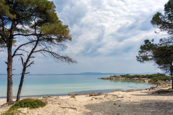 Bela paisagem à beira-mar em Vourvourou, Chalkidiki, Grécia — Fotografia de Stock