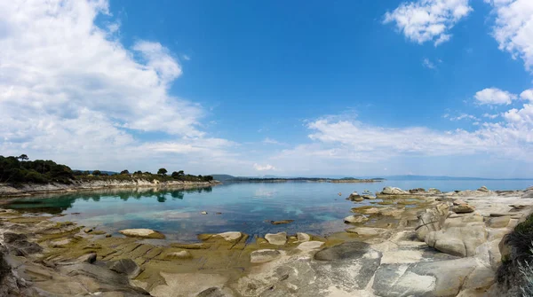 Hermoso paisaje junto al mar en Vourvourou, Chalkidiki, Grecia — Foto de Stock