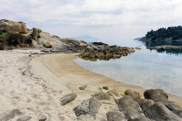 Bela paisagem à beira-mar em Vourvourou, Chalkidiki, Grécia — Fotografia de Stock