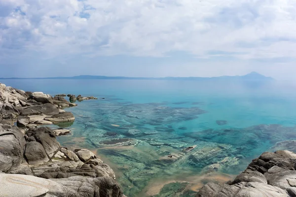 Bela paisagem à beira-mar em Vourvourou, Chalkidiki, Grécia — Fotografia de Stock