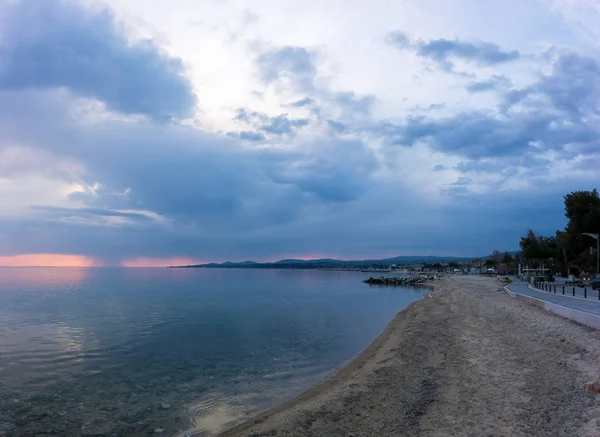 Il lungomare di Nikiti a Chalkidiki, Grecia, al tramonto — Foto Stock