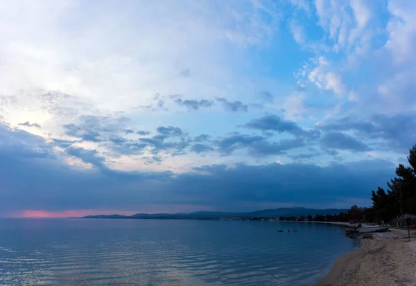 A orla marítima de Nikiti em Chalkidiki, Grécia, ao entardecer — Fotografia de Stock