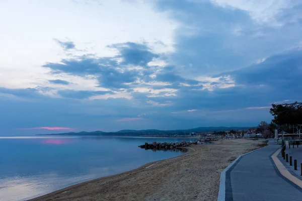Il lungomare di Nikiti a Chalkidiki, Grecia, al tramonto — Foto Stock