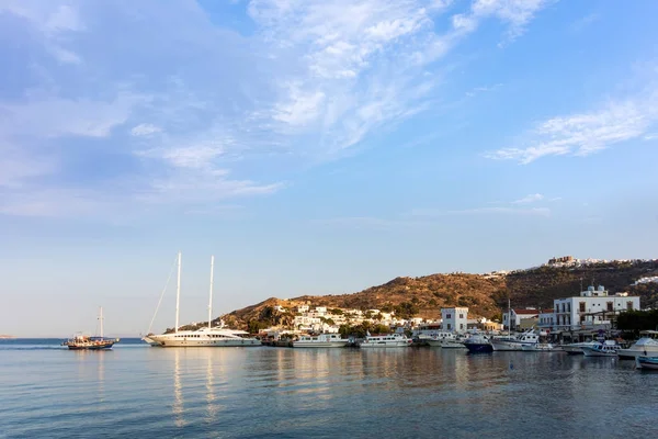 温暖的黎明颜色在摩海岛, 住宿, 希腊的海港 — 图库照片