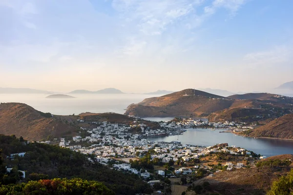 Lenyűgöző kilátással a tengerre a chora Patmos szigetén, Görögország, este — Stock Fotó