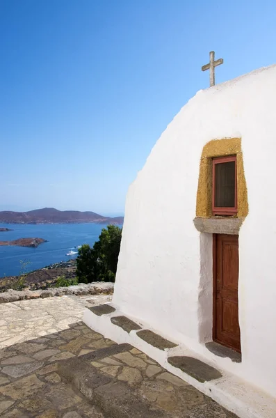 Kościółek z widokiem na morze w chora na wyspie Patmos, Dodekanez, Grecja — Zdjęcie stockowe