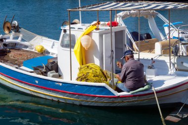 24th Ağustos 2017 - Lipsi Island, Yunanistan - eski bir balıkçı Lipsi Adası, Oniki Ada, Yunanistan onun ağları üzerinde çalışıyor