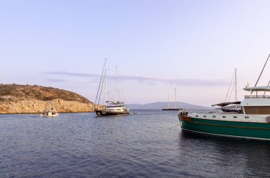 22nd Ağustos 2017 - Arki Island, Yunanistan - günbatımı renklerinin üzerinde bir Körfez Arki Island, Oniki Ada, Yunanistan