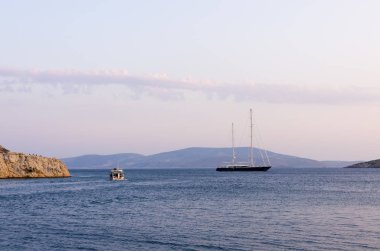 Bir uçurum Arki Island, Oniki Ada, Yunanistan üzerinden günbatımı renkleri