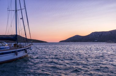 Lipsi harbor Island, Oniki Ada, Yunanistan üzerinden günbatımı renkleri