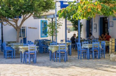 24th Ağustos 2017 - Lipsi Island, Yunanistan - küçük bir taverna merkezi kare Lipsi Island, Oniki Ada, Yunanistan