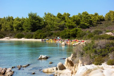 9th Eylül 2017 - Diaporos Adası, Sithonia, Yunanistan - bir grup insan bir tenha plaj kendi Kano ile