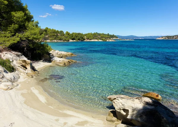 神奇的美景中 希臘遮阳伞和海上 — 图库照片