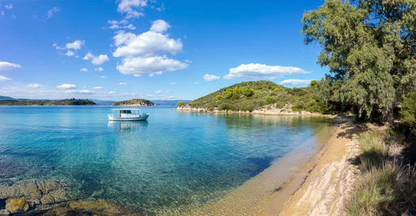 Een Vissersboot Prachtige Zee Wateren Van Sithonia Chalkidiki Griekenland — Stockfoto