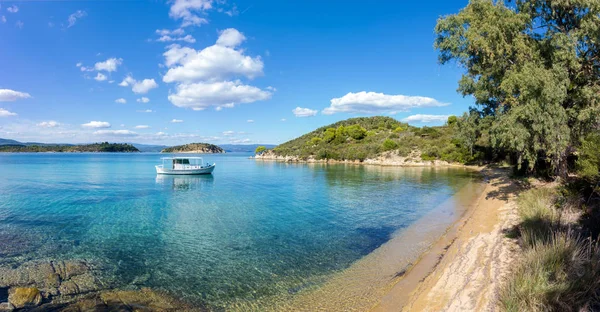 Sithonia, Chalkidiki, Yunanistan 'ın muhteşem deniz sularında bir balıkçı teknesi