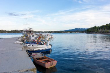 Muhteşem deniz ve gökyüzü renklerde küçük Ormos Panagias alacakaranlıkta Körfez, Sithonia, Chalkidiki, Yunanistan