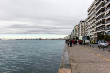 Thessaloniki, Yunanistan - 17 Aralık 2017 - Thessaloniki waterfront bir bulutlu gökyüzü altında