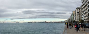 Thessaloniki, Yunanistan - 17 Aralık 2017 - Thessaloniki waterfront bir bulutlu gökyüzü altında