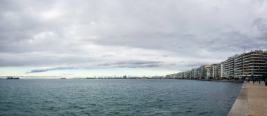 Thessaloniki, Yunanistan - 17 Aralık 2017 - Thessaloniki waterfront bir bulutlu gökyüzü altında