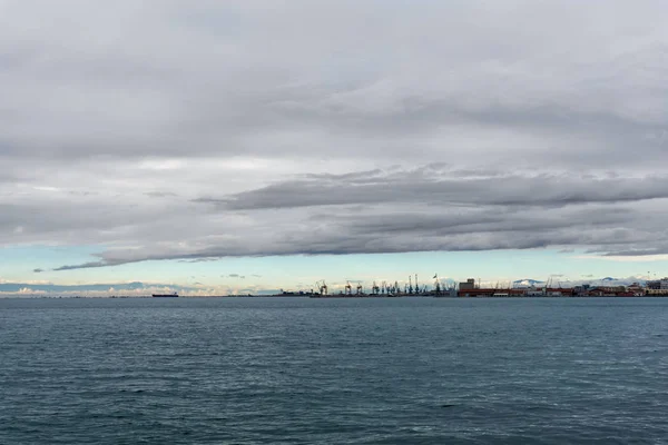 Pilvinen Taivas Thessalonikin Sataman Yllä Kreikka — kuvapankkivalokuva