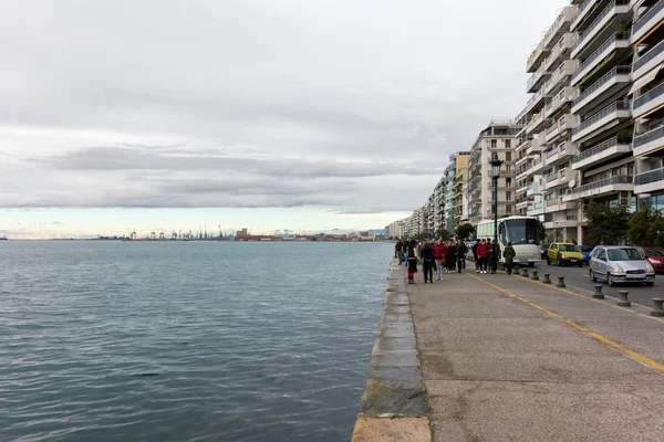 Thessaloniki, Yunanistan - 17 Aralık 2017 - Thessaloniki waterfront bir bulutlu gökyüzü altında