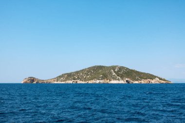 Kelyfos adası, Marmaras, Chalkidiki, Yunanistan 'daki Rocky sahili ve muhteşem sular