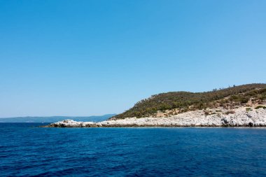 Kelyfos adası, Marmaras, Chalkidiki, Yunanistan 'daki Rocky sahili ve muhteşem sular