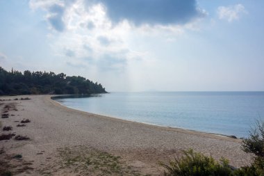 Koviou sahilindeki güzel deniz manzarası, Sithonia, Chalkidiki, Yunanistan