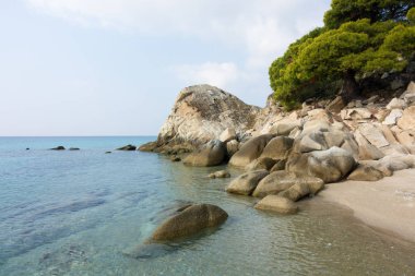 Koviou sahilindeki güzel deniz manzarası, Sithonia, Chalkidiki, Yunanistan