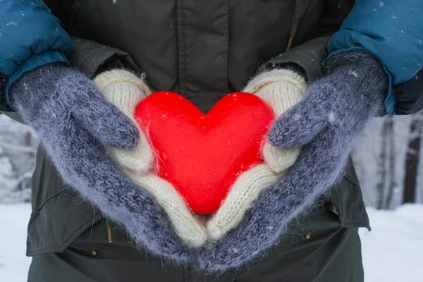 Man and woman hands in gloves holding heart close up on winter background. Valentines Day and love concept. — 스톡 사진