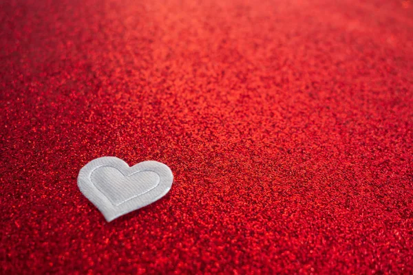 White heart on a bright red sparkling background. Selective focus. Vintage style. Space for text. — 스톡 사진