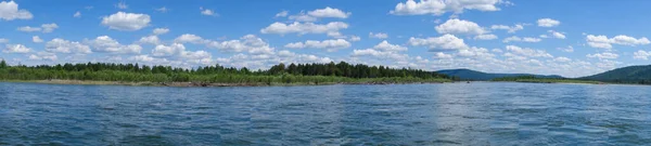 Panorama de verano del río. Nubes blancas como la nieve sobre un fondo de cielo azul. Kitoy River Rusia — Foto de Stock