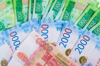Beş bin iki bin iki yüz ruble değerinde Rus banknotlarının parası. Ruble banknot dokusu yakın plan