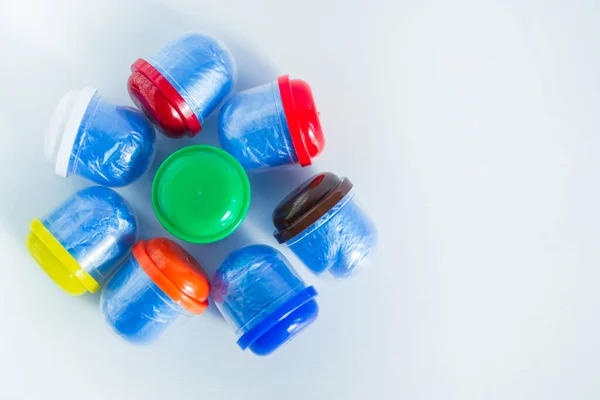 Blauwe Schoenovertrekken Individuele Capsules Met Veelkleurige Kapjes Wegwerpschoenhoezen Beschermingsconcept Ruimte — Stockfoto